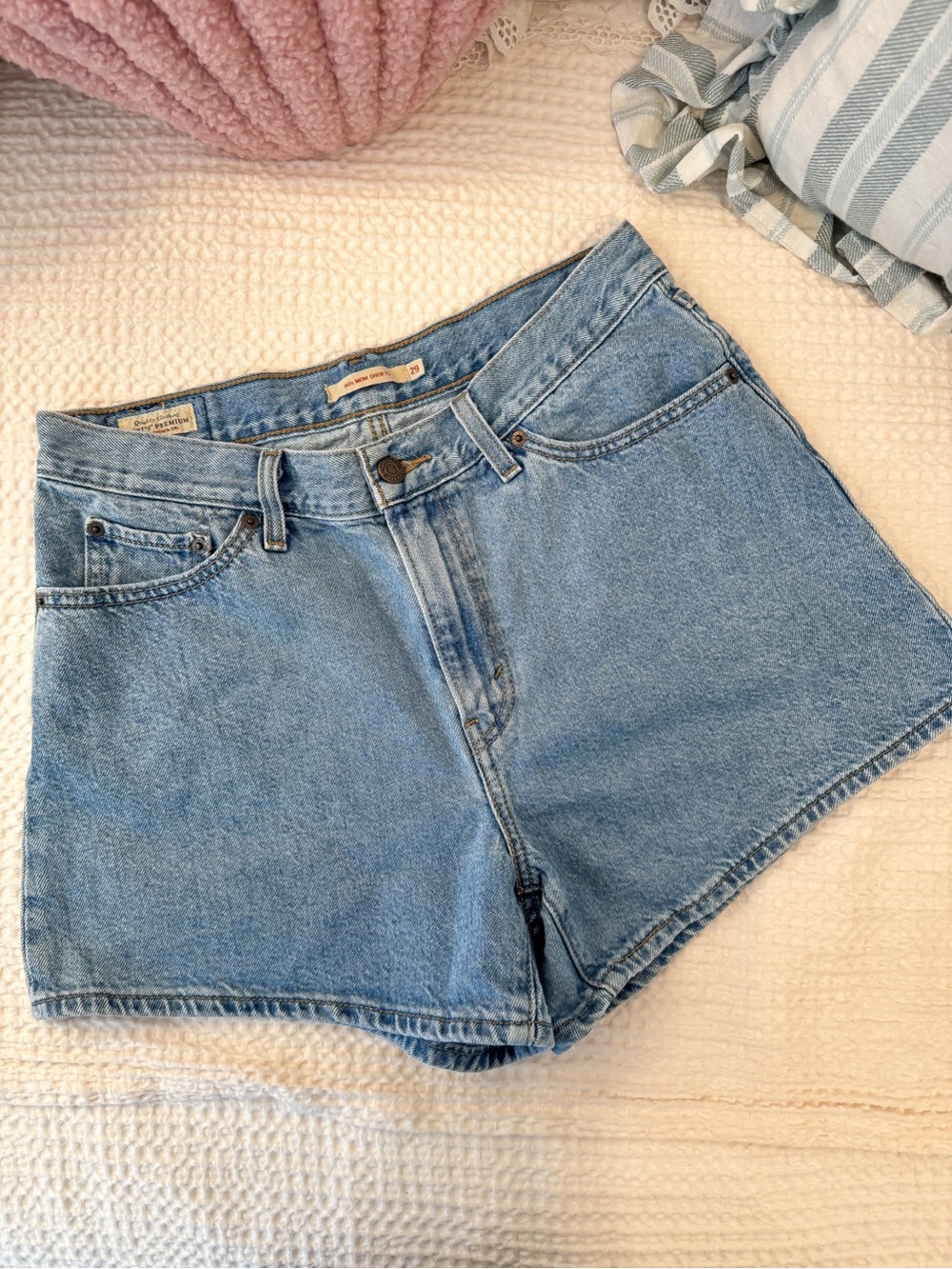 Levi’s 80s Mom Shorts - Picture 3 of 4